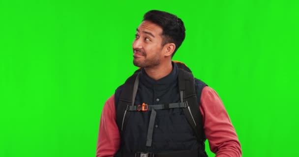 Hombre Asiático Mochila Apuntando Pantalla Verde Para Publicidad Viajar Contra — Vídeo de stock