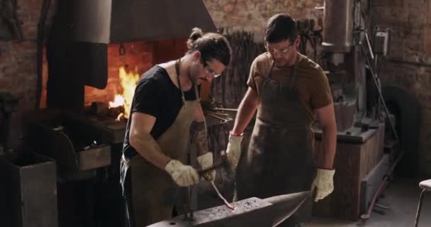 Blacksmith Teaching Men Hammer Anvil Workshop Forging Iron Steel Metal — Stock Video