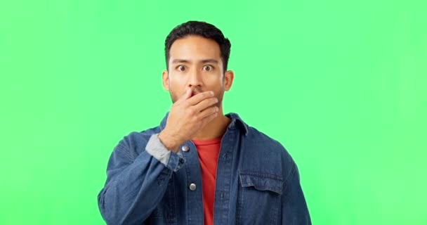 男人的脸在绿色屏幕上的新闻 流言和通知 与工作室背景的人的肖像有关的调侃 公告和警告 用于制作电影 广告和戏剧 — 图库视频影像