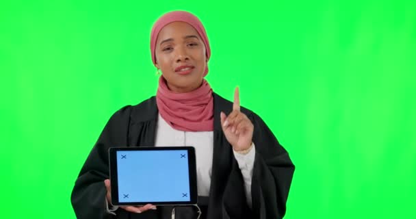 Instrucción Mujer Musulmana Pantalla Verde Con Una Tableta Para Tutorial — Vídeos de Stock