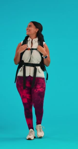 Рюкзак Походы Счастливая Женщина Дорожном Снаряжении Приключений Экологически Чистые Углеродного — стоковое видео