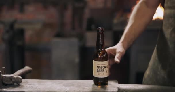Homme Fatigué Pause Métallurgiste Buvant Une Bière Dans Entrepôt Usine — Video