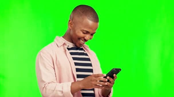 Zielony Ekran Uśmiech Czarny Człowiek Smartfonem Pisanie Maszynie Połączenie Aplikacją — Wideo stockowe