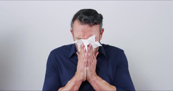 Tkáň Kýchnutí Muž Nemocný Alergií Nebo Smrkáním Nosu Chřipkou Pocitem — Stock video