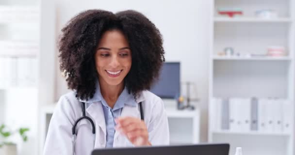 Sonrisa Mujer Médico Ordenador Portátil Clínica Planificación Investigación Lectura Informes — Vídeos de Stock