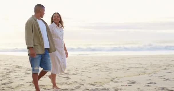 Musim Panas Cinta Dan Pasangan Pantai Berjalan Dan Kebahagiaan Pada — Stok Video