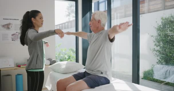 Terapia Física Médico Mujer Hombre Mayor Ejercicio Para Artritis Atención — Vídeo de stock