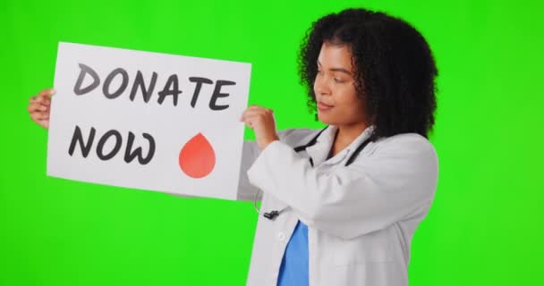 Зеленый Экран Женщина Врач Табличкой Пожертвовать Сейчас Здравоохранение Изолированное Студийном — стоковое видео