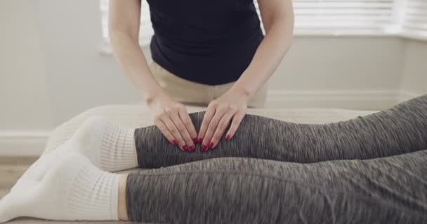 Patientenbeine Physiotherapeutische Hände Und Massage Für Rehabilitation Und Physikalische Therapie — Stockvideo