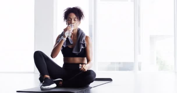 Mujer Bebiendo Agua Fitness Descanso Después Del Entrenamiento Deportes Cansado — Vídeo de stock