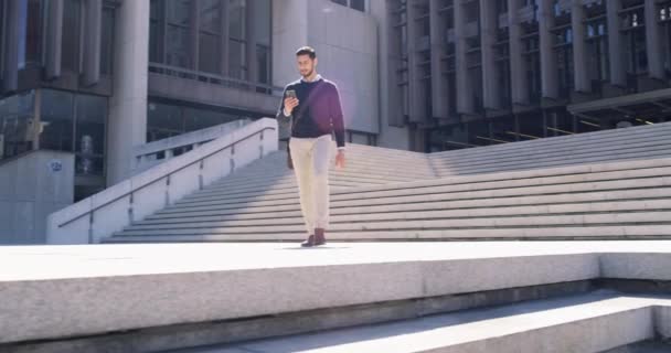 Щасливий Телефонний Дзвінок Будівельні Кроки Людина Йде Місту Подорожі Або — стокове відео