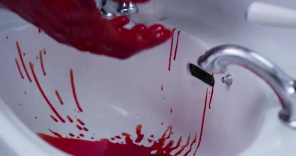 Horror Mãos Sangue Limpo Banheiro Com Água Crime Violência Limpeza — Vídeo de Stock