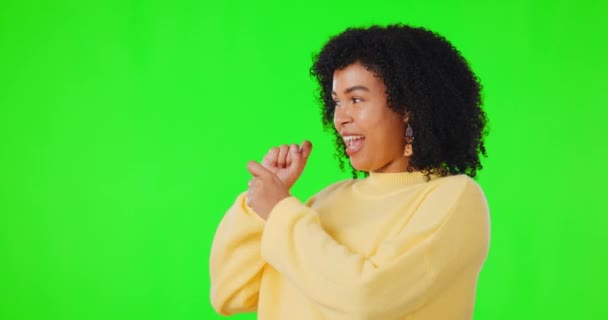 Mujer Señalando Con Dedo Pantalla Verde Para Espacio Publicitario Anuncio — Vídeos de Stock