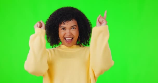在工作室的绿屏背景上 一个女人的肖像 点缀和滑稽 供她选择或选择 动机或你和一个快乐的年轻女性在室内投票 — 图库视频影像