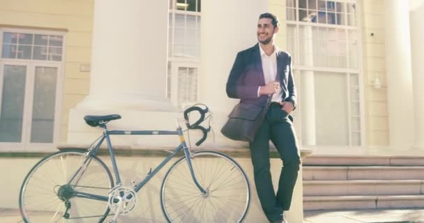 Bicicleta Relajarse Hombre Negocios Esperando Feliz Sonreír Para Transporte Viaje — Vídeo de stock