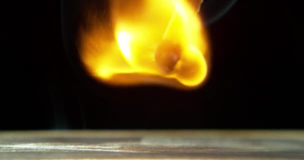 Φωτιά Κάψιμο Και Χέρι Σπίρτο Μαύρο Φόντο Για Ενέργεια Διακοπή — Αρχείο Βίντεο
