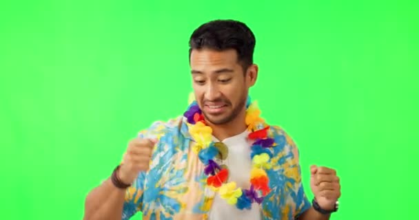 Szczęśliwy Taniec Mężczyzna Studio Zielonym Ekranem Kolorowym Hawajskim Zespołem Kwiatowym — Wideo stockowe