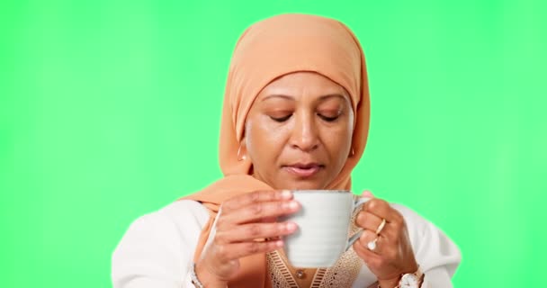 Mujer Hijab Pensar Estudio Pantalla Verde Con Taza Café Preocuparse — Vídeos de Stock