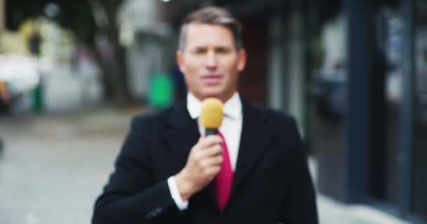 Novinky Kotva Mikrofon Pouliční Rozhovor Reportáž Otázkami Pro Veřejné Mínění — Stock video