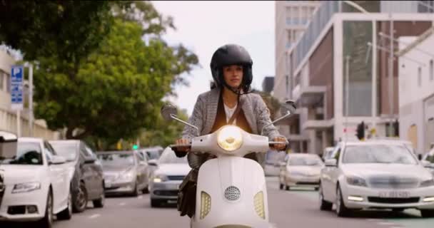 摩托车 旅行和妇女在城市的街道上乘坐通勤 交通和旅行 在开普敦驾驶或运输摩托车的旅行 冒险和女性 — 图库视频影像