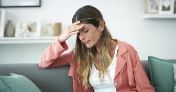 Mulher Triste Chorando Estresse Sofá Divórcio Depressão Ansiedade Sala Estar — Vídeo de Stock