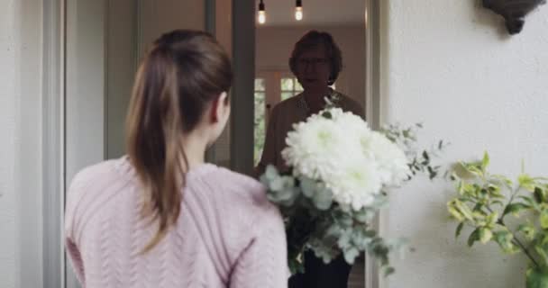Porte Fleurs Fête Des Mères Surprise Avec Une Femme Donnant — Video
