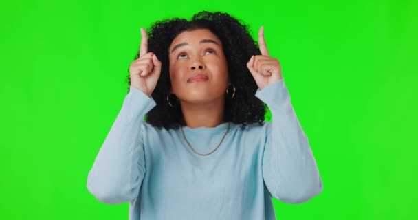 Γυναίκα Δείχνει Προς Πάνω Πράσινη Οθόνη Για Διαφημιστικό Χώρο Ανακοίνωση — Αρχείο Βίντεο