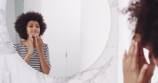 Spejl Hudpleje Sort Kvinde Med Ansigtscreme Badeværelse Til Selvkærlighed Behandling – Stock-video