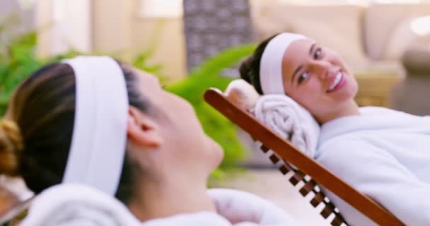 Amis Spa Heureux Peignoir Après Traitement Pour Peau Massage Femmes — Video