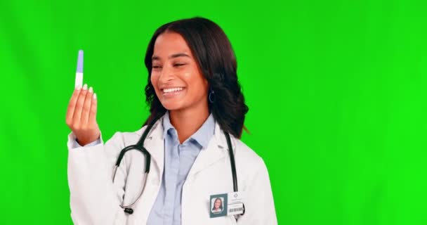 Sjukvård Graviditetstest Och Läkare Kvinna Som Pekar Grön Skärm Bakgrund — Stockvideo
