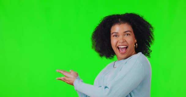 Heyecanlı Kadın Reklam Duyuru Promosyon Için Ellerini Yeşil Ekranda Salla — Stok video