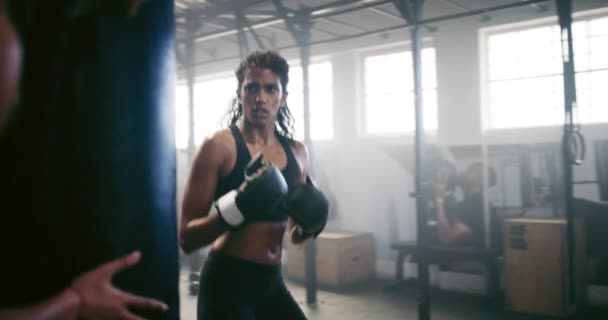 Boxe Personal Trainer Luta Com Mulher Ginásio Para Artes Marciais — Vídeo de Stock