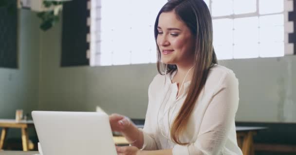 온라인 교육이나 회의를 사무실에서 노트북 여성들 컴퓨터 가상적 인토론에서 의사소통 — 비디오