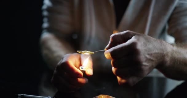 Наркотики Зависимость Человек Зажигалкой Ложкой Студии Изолированы Черном Фоне Наркоман — стоковое видео