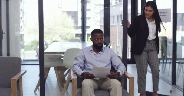 ビジネスの黒人男性との採用は オフィスの役員室に入り 仕事の機会会議に参加します 男性候補者及び女性管理者との人事 会議又は契約 — ストック動画