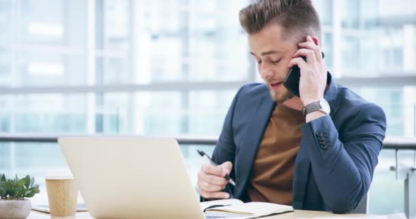 Forretningsmand Laptop Telefonopkald Til Skrive Noter Planlægning Feedback Kommunikation Kontoret – Stock-video