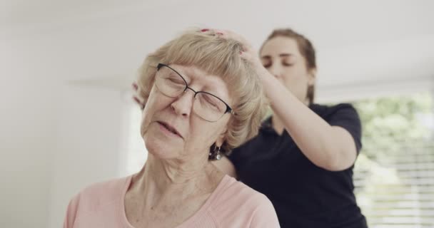 Fisioterapeuta Paciente Mulher Massagem Dor Pescoço Para Reabilitação Fisioterapia Senior — Vídeo de Stock