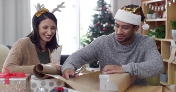 Різдвяна Обгортка Пара Подарунок Папером Святкування Вдома Вечірнім Капелюхом Щасливий — стокове відео