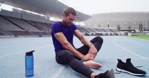 Homem Esportes Corredor Com Uma Lesão Treino Exercício Pista Corrida — Vídeo de Stock