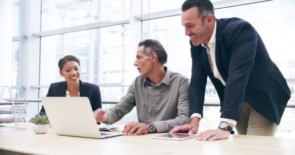 Empresários Equipe Executiva Discussão Laptop Para Planejamento Pesquisa Informação Colaboração — Vídeo de Stock