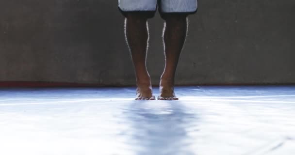 Стрибнути Мотузку Фітнес Ноги Чоловіком Спортзалі Тренувань Кардіо Рівноваги Енергія — стокове відео