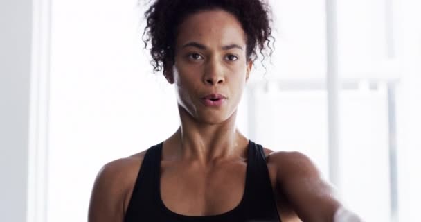 Kvinna Andas Med Hantlar Tyngdlyftning Och Bodybuilder Fitness Gym Med — Stockvideo