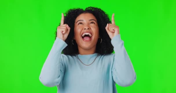 Γυναίκα Ενθουσιασμένος Και Δείχνοντας Επάνω Στην Πράσινη Οθόνη Για Διαφήμιση — Αρχείο Βίντεο