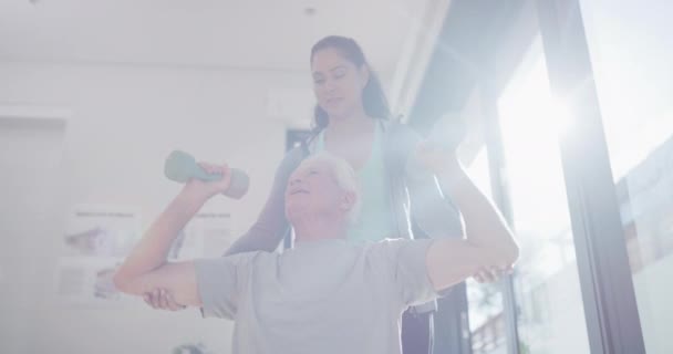 Aiuto Manubrio Consulenza Con Vecchio Fisioterapista Medicina Benessere Fitness Riabilitazione — Video Stock