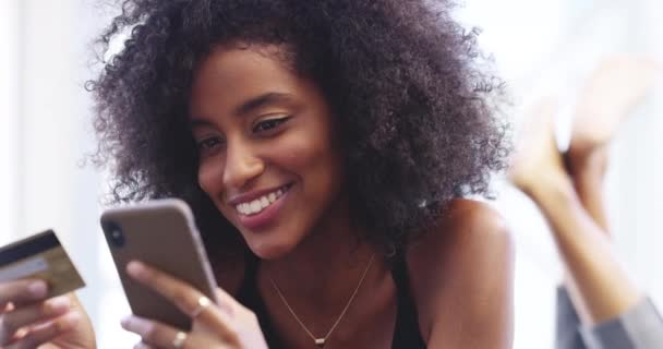 Telefoon Online Winkelen Zwarte Vrouw Met Creditcard Voor Aankoop Betaling — Stockvideo