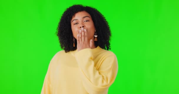 人脸肖像和吹吻在绿色的屏幕上带着微笑和手的调情 快乐的非洲女性在工作室的背景下充满了快乐 激情和积极向上的心态 — 图库视频影像