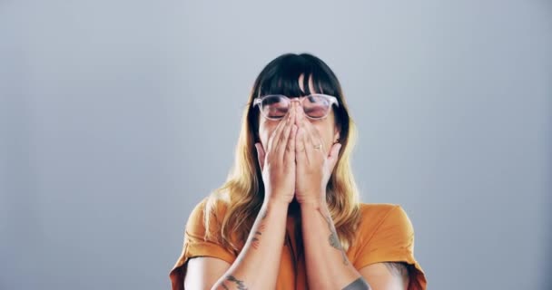 Сумна Депресія Жінка Плаче Студії Розбитим Серцем Після Розриву Розлучення — стокове відео