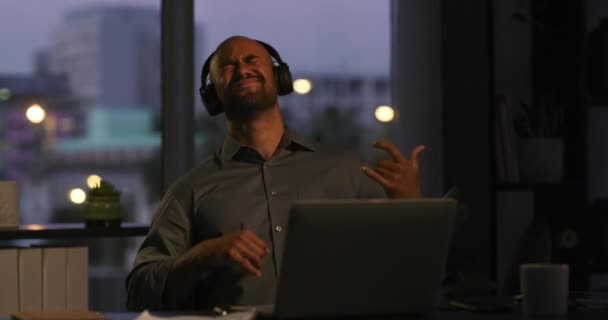 Geschäftsmann Und Aufgeregt Mit Kopfhörern Wie Ein Rockstar Der Musik — Stockvideo