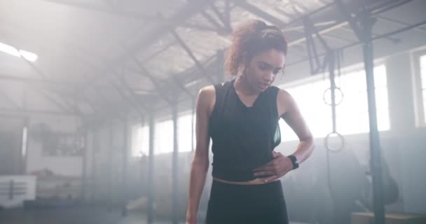 胃痛或参加健身训练或在健康工作室锻炼的妇女 以获得积极的身体健康 运动时胃痛或受伤的女性运动员 缝线或腹部受伤 — 图库视频影像