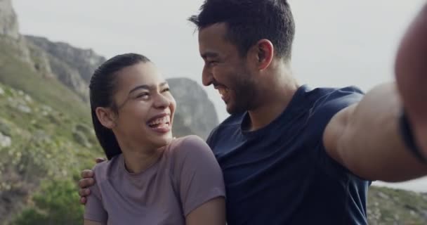 Couple Hiking Laugh Mountain Selfie Joke Face Happiness Journey Together — Stock Video